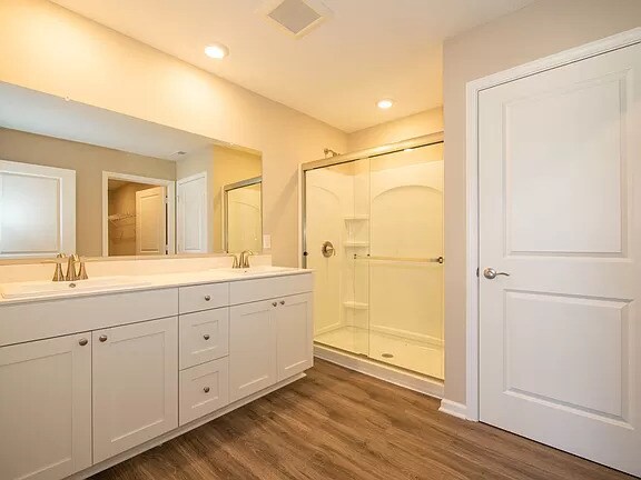 Building Photo - Fantastic 4bd/2ba home! Coming soon!