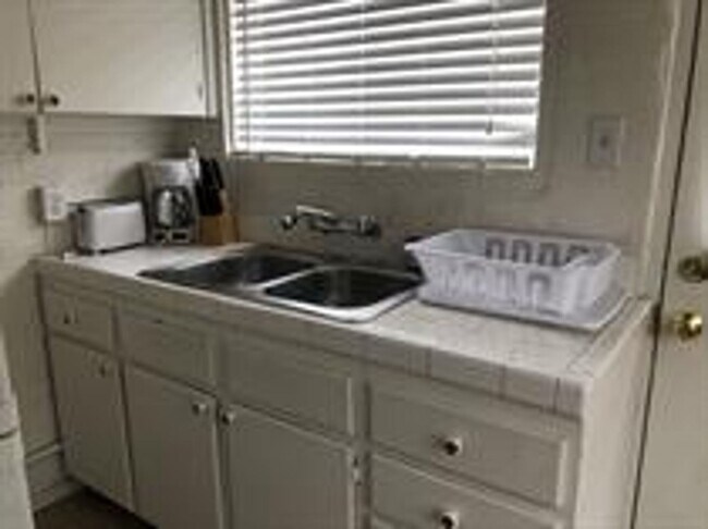 Building Photo - 7153 Elm Ave