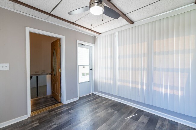 Building Photo - 4 bedrooms 1 bath