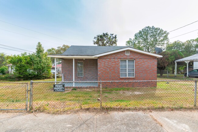 Building Photo - Brick home with a fenced-in yard!