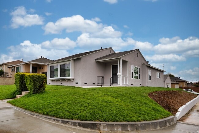 Building Photo - Charming 3 Bedrooms 2 Bathrooms Home $4,00...