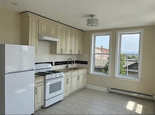 Building Photo - 674 Bleecker St