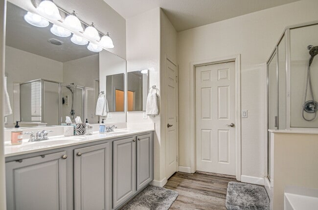 Building Photo - Del Rio Ranch Beauty