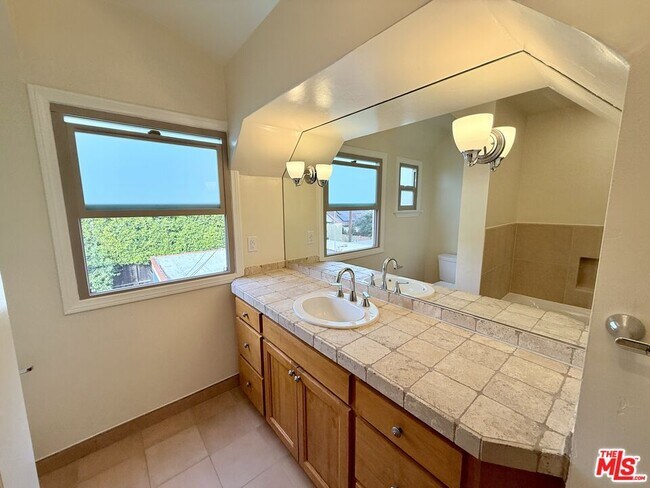 Building Photo - 1227 Ridgeley Dr