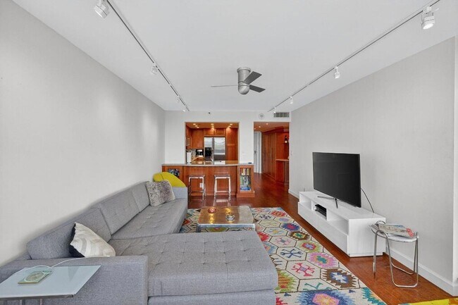 Building Photo - 2555 Collins Ave