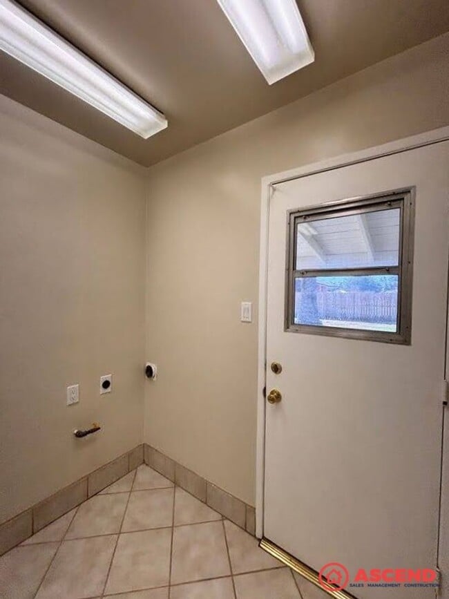 Building Photo - 3 Bed / 2 Bath Home on 2 Acres of Cattle L...