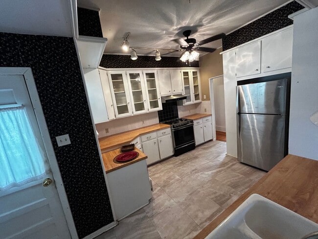 Building Photo - 826 E N 15th St