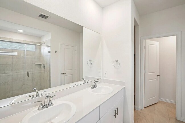 Building Photo - 704 Edgehurst Dr