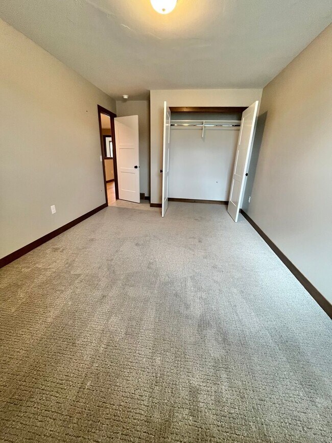 Building Photo - 5 Bed/2.5 Bath Twinhome For Rent!!