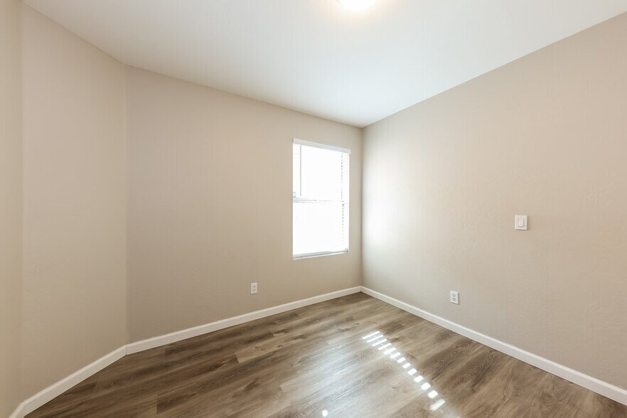 Building Photo - 8338 W Bluefield Ave