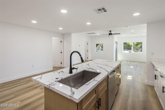 Building Photo - 1440 E Pierce St