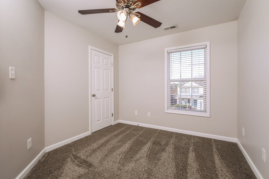 Building Photo - 4049 Laurel Glen Dr