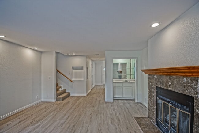 Building Photo - Newly Updated, Detached Rear Townhome w/ S...