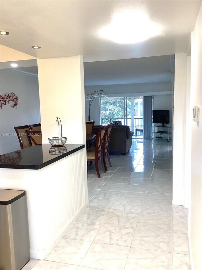 Building Photo - 681 S Hollybrook Dr