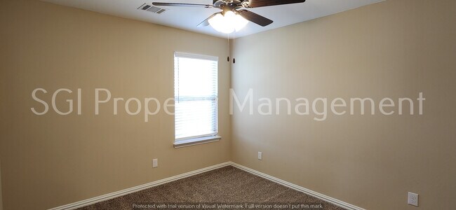 Building Photo - 4 Bedroom Home Ready for Move in!