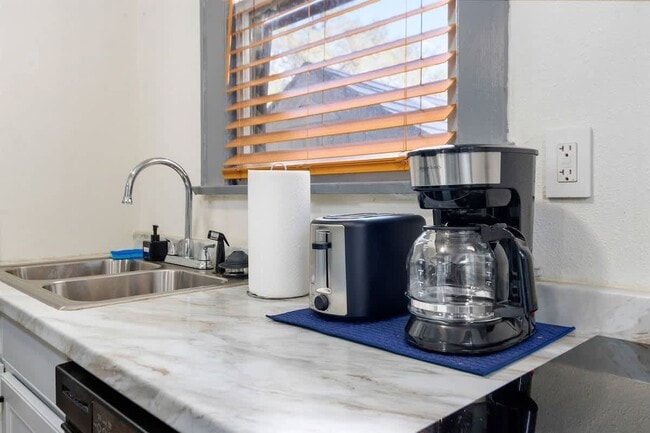 Building Photo - 713 1/2 Johnson Ave