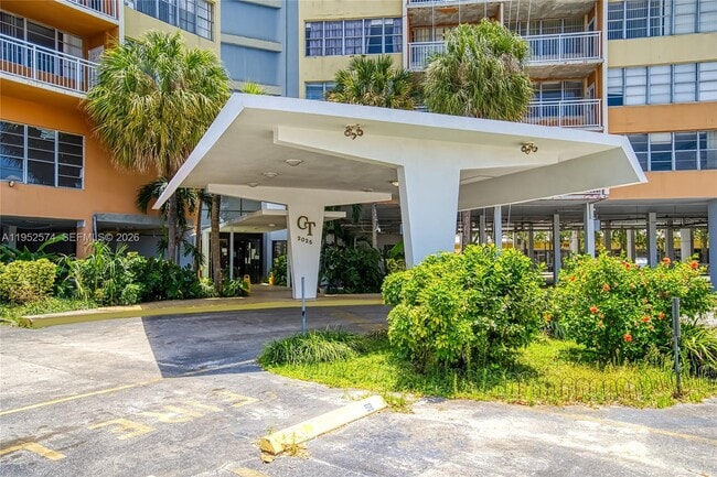 Building Photo - 2025 NE 164th St