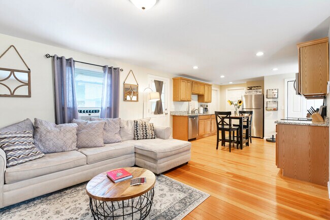 Building Photo - 160 Beecher St