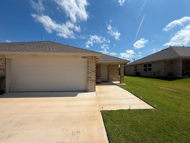 Building Photo - Beautiful 3-Bedroom Home in Yukon – Available Now!