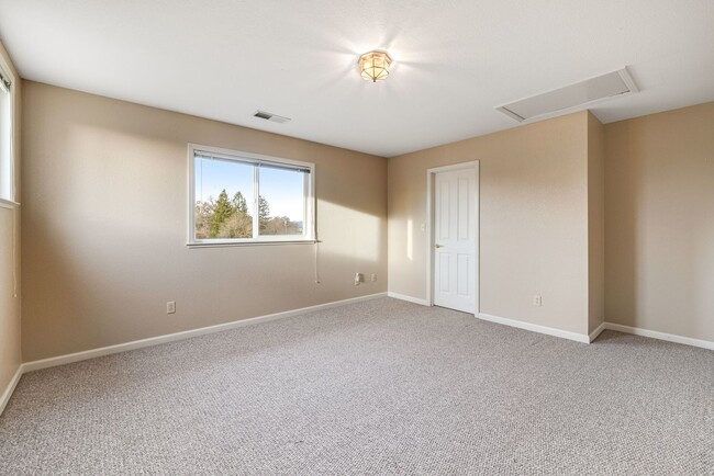 Building Photo - Beautiful 5 bedroom/3bath home with a pool