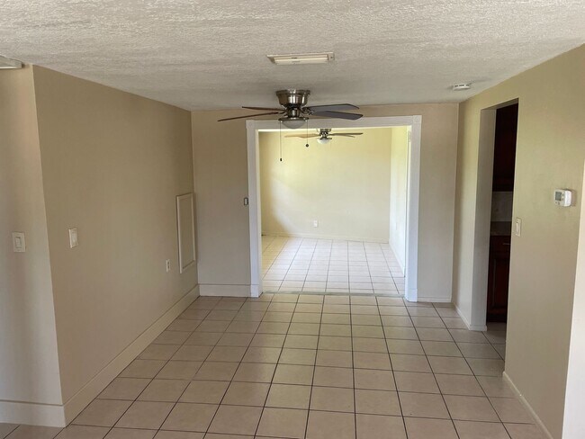 Building Photo - Cozy 3-Bedroom Home on a Corner Lot in Hol...