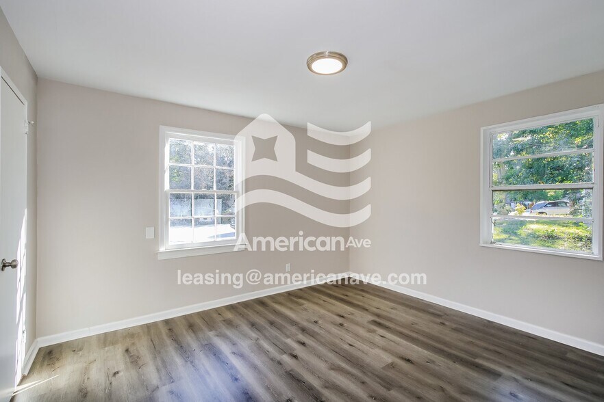 Building Photo - 742 Sommer St NE