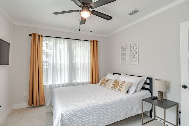 Building Photo - Stylish 3 Bedroom Bungalow near NAS and Be...