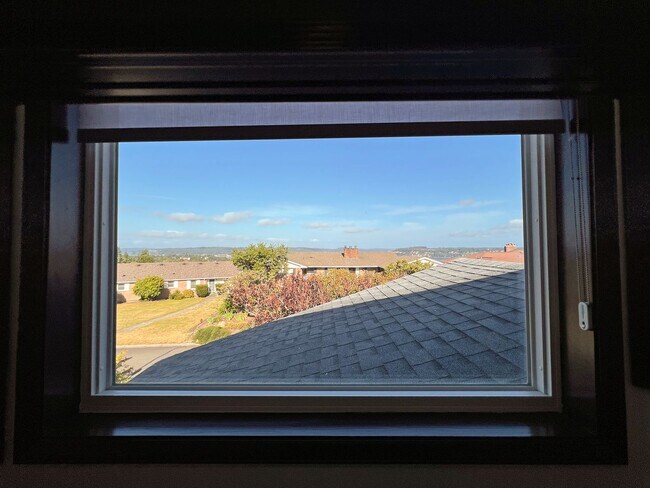 Building Photo - Stunning 4 Bedroom 2.5 Bath with Peek-a-Boo View of Puget Sound