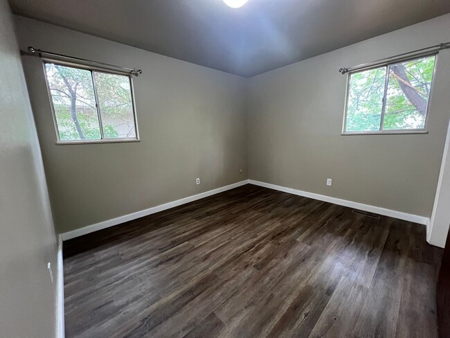 Building Photo - 3 bedroom 1.5 Bathroom Duplex Available Now!
