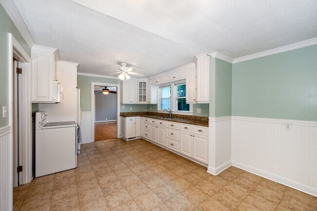 Building Photo - Two Bedroom Farmhouse with LARGE Bonus Room