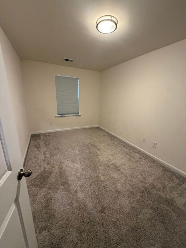 Building Photo - Beautiful 3 Bed / 2.5 Bath Townhome in Foxbank Plantation