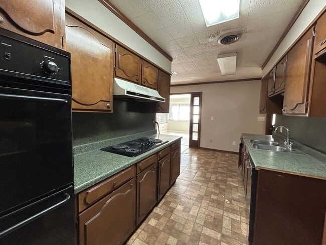 Building Photo - Beautiful 4 Bedroom Southern Hills Home