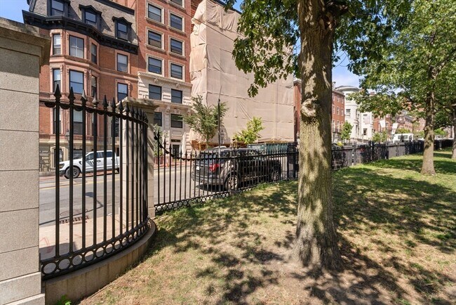 Building Photo - 48 Beacon St