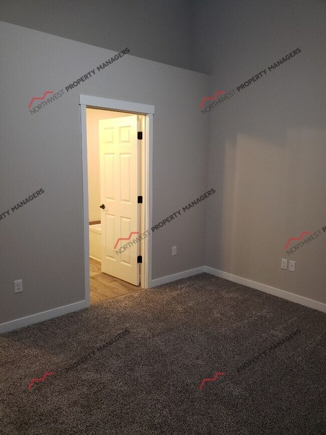 Building Photo - STATUS: AVAILABLE  | R245A | $2095 *** 1 ST FULL MONTH FREE - MOVE IN SPECIAL!!!