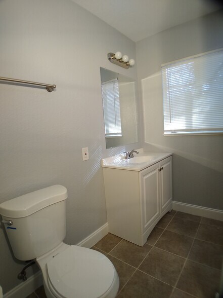 Main bathroom - 101 N Venus Ave