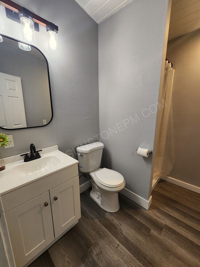 Building Photo - 2 Bedroom, 1 bathroom