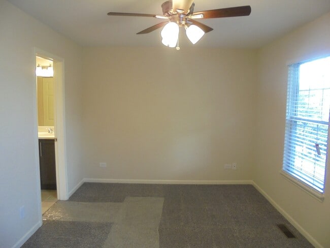 Building Photo - 1202 N Village Dr