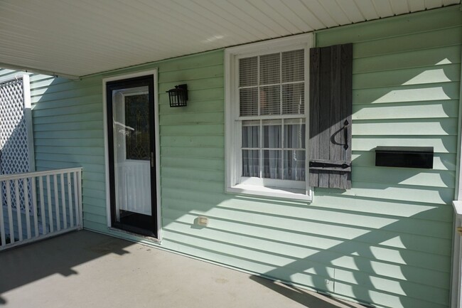 Building Photo - Pet Friendly 3 Bedroom 1 Full Bath located...