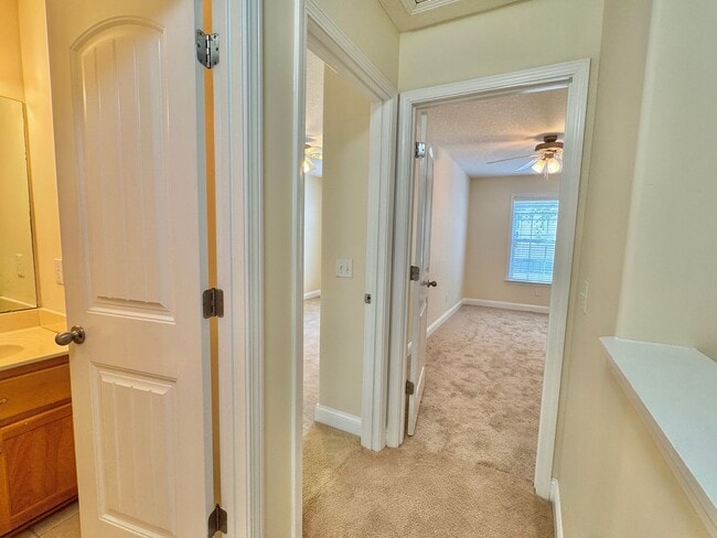 Building Photo - AVAILABLE MID-APRIL 2026! (No Pets)