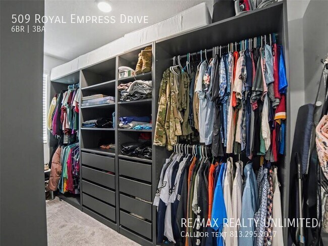 Building Photo - 509 Royal Empress Dr