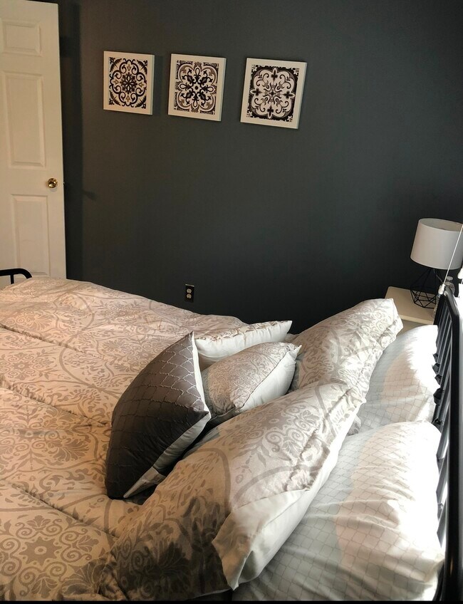 Master bedroom that has a full bath attached - 1212 Williams St