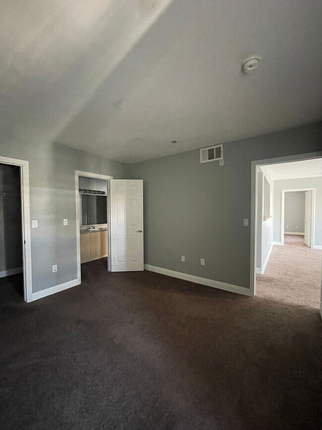 Building Photo - Cozy Condo