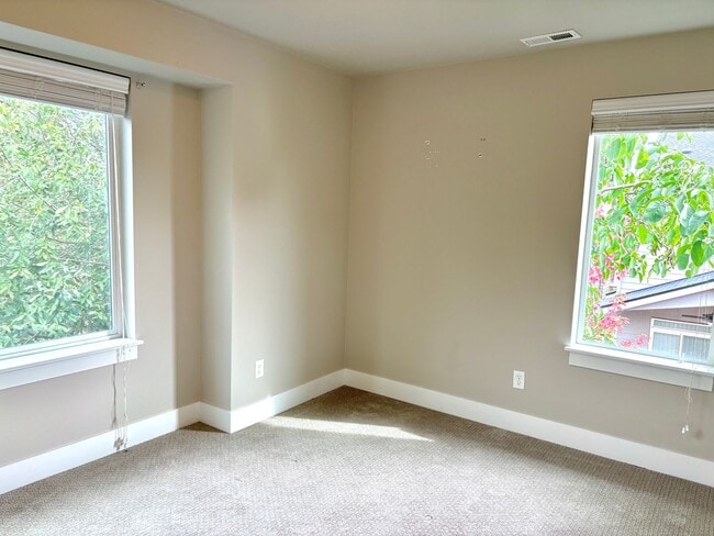 Building Photo - St. Johns Modern Build with Fenced Backyar...