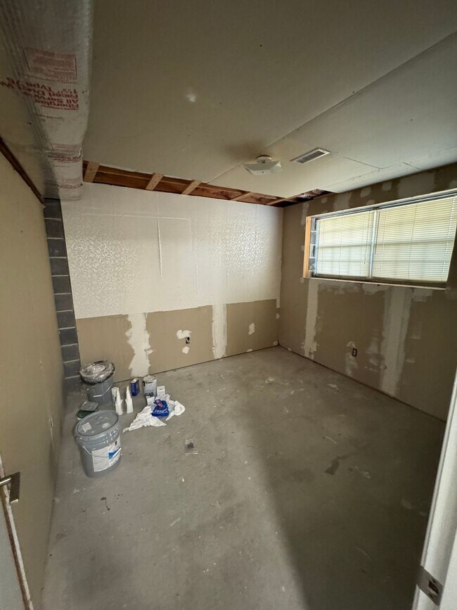 Building Photo - 3 bed, 1.5 bath, 1 car garage split foyer ...