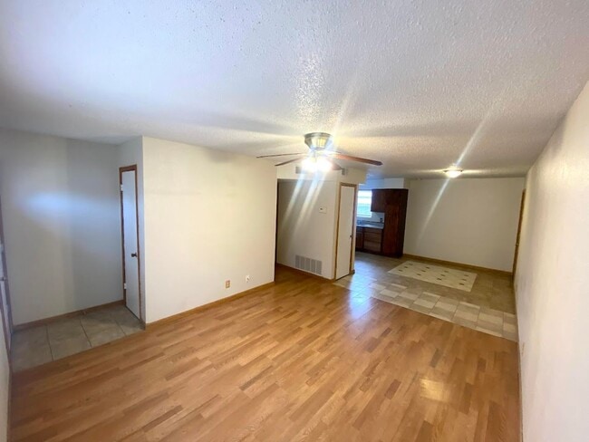 Building Photo - 3bed House with Garage & Fenced in Yard!