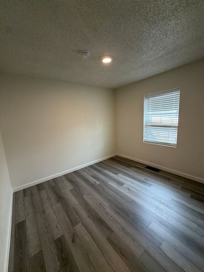 Building Photo - Freshly remodeled 3br 1ba, garage, LVP Flooring throughout.