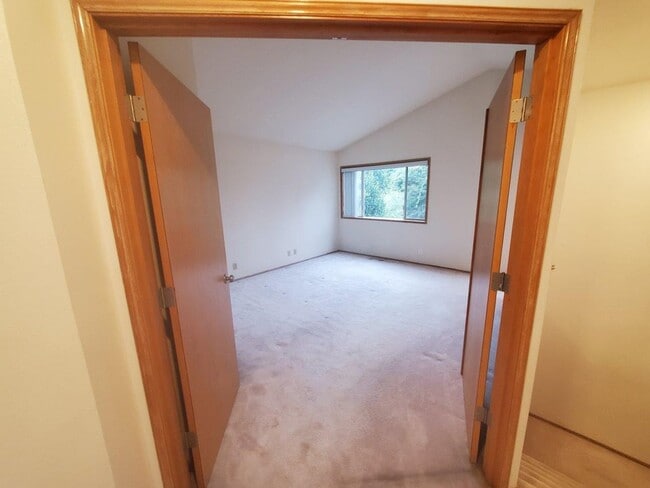 Building Photo - 4 bed, 2.5 bath, 2 car garage on spacious ...