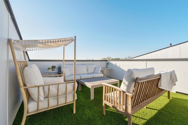 Building Photo - 3406 E 17th St