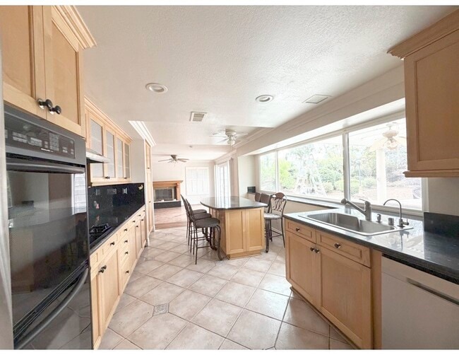 Building Photo - 19852 E Round Hill Ln