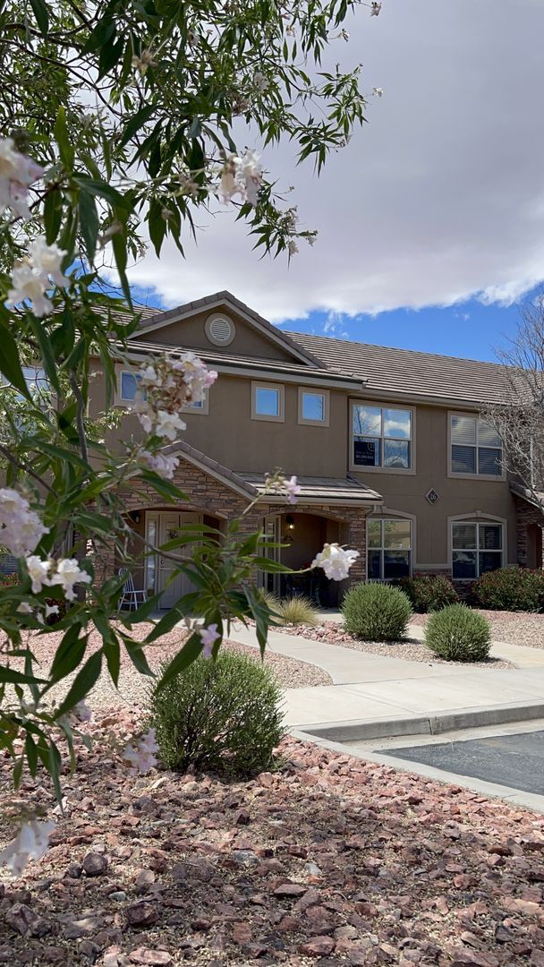 Building Photo - 3 Bedroom Townhome with Private Patio